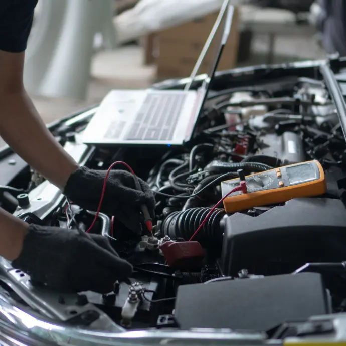 A technician tuning and fixing car engine as a service from Masar Auto